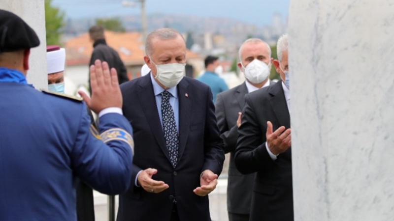 Cumhurbaşkanı Erdoğan, Aliya İzzetbegoviç'in kabrini ziyaret etti