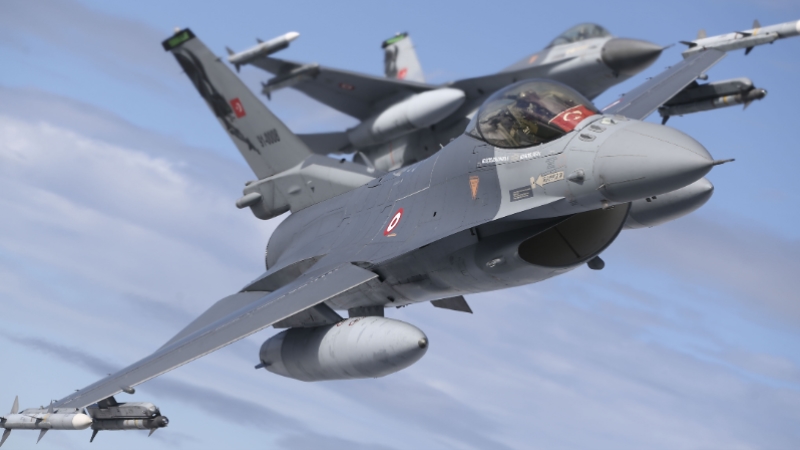 Türk F-16 savaş uçakları Polonya semalarında NATO sınırlarını koruyor