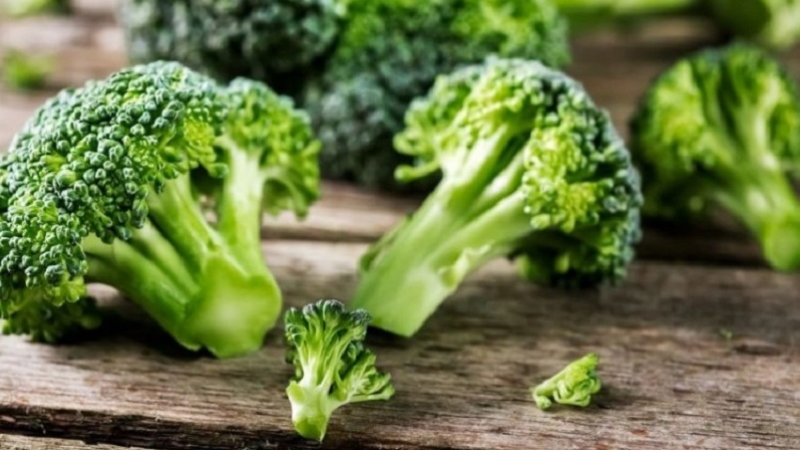 Menopozda brokoli ve kereviz tüketmek dişleri koruyor