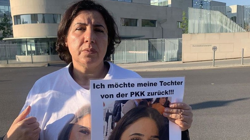 Almanya'da terör örgütü PKK tarafından kızı kaçırılan anneden Başbakanlık önünde eylem