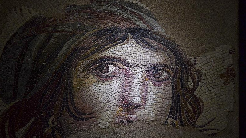 'Çingene Kızı' mozaiğinin ABD'deki kayıp parçaları Türkiye'ye dönüyor
