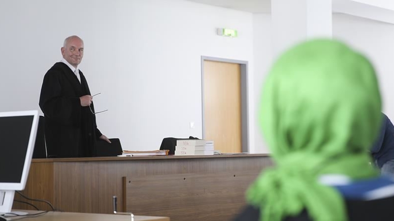 Almanya'da stajyer avukatın 'başörtüsü yasağına itirazı' reddedildi