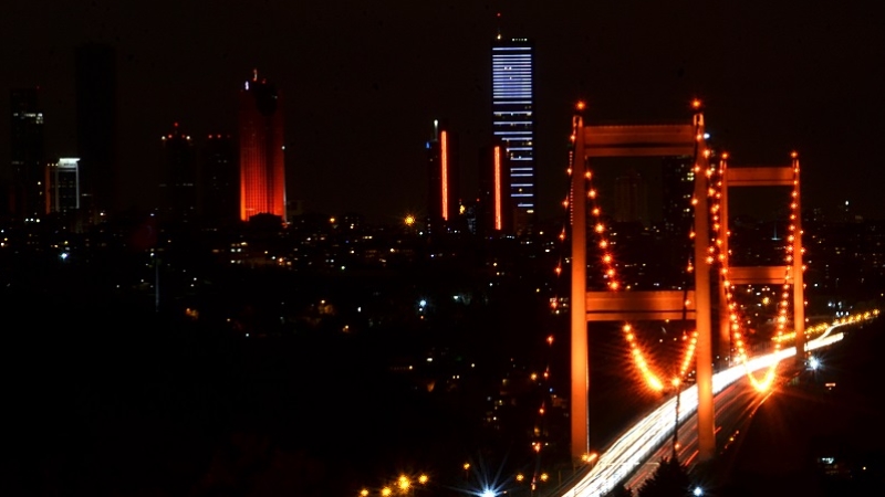 İstanbul'un simgeleri turuncuya büründü
