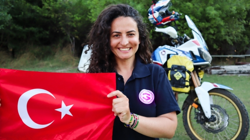 Türk kadın akademisyen ve gezgin Asil Özbay motosikletiyle tek başına Afrika'yı turluyor