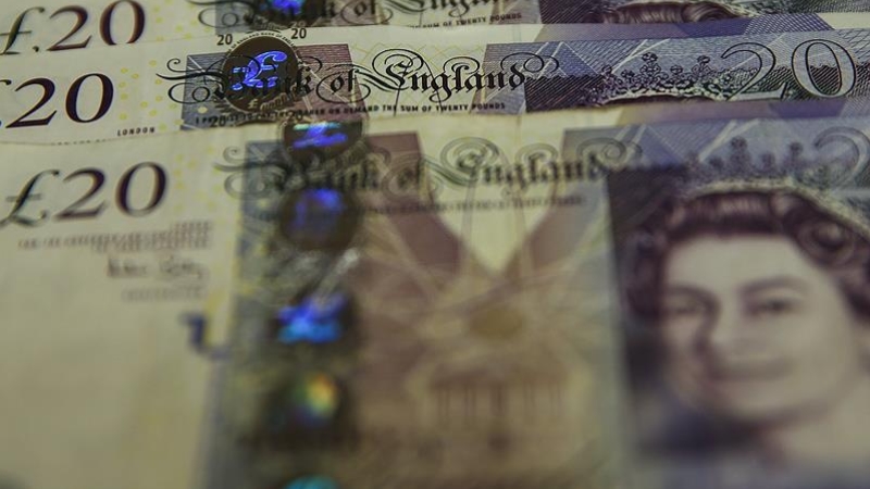 İngiliz sterlini istifalarla değer kaybediyor