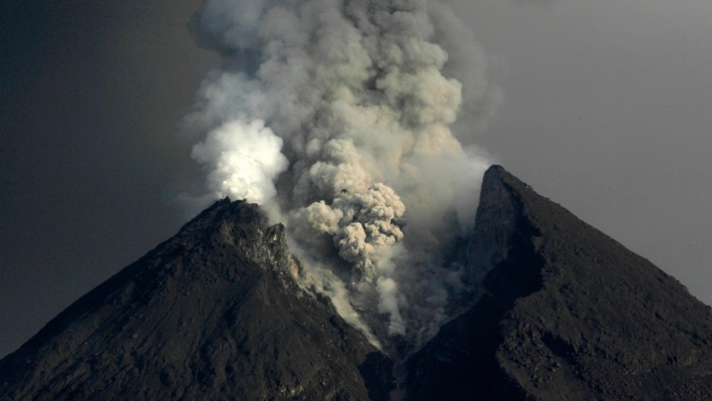 Merapi Yanardağı'nda son 24 saatte 3 patlama odu