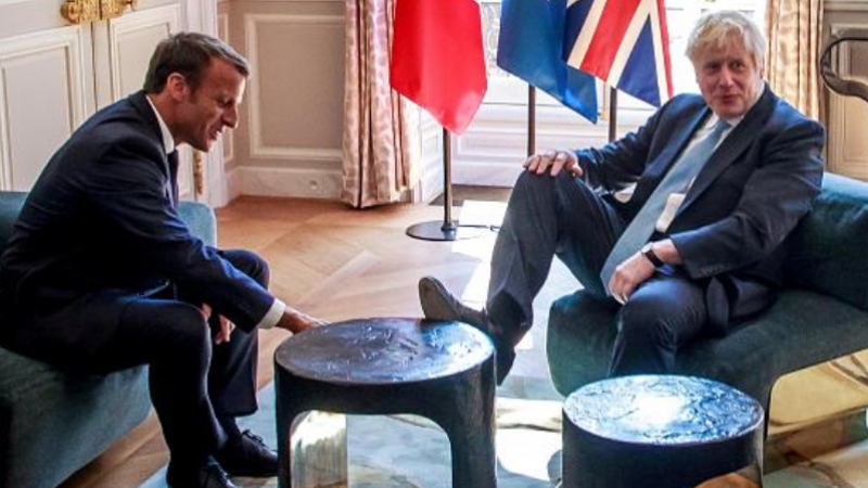 Johnson, Macron ile görüşmesi sırasında ayağını sehpaya uzattı  