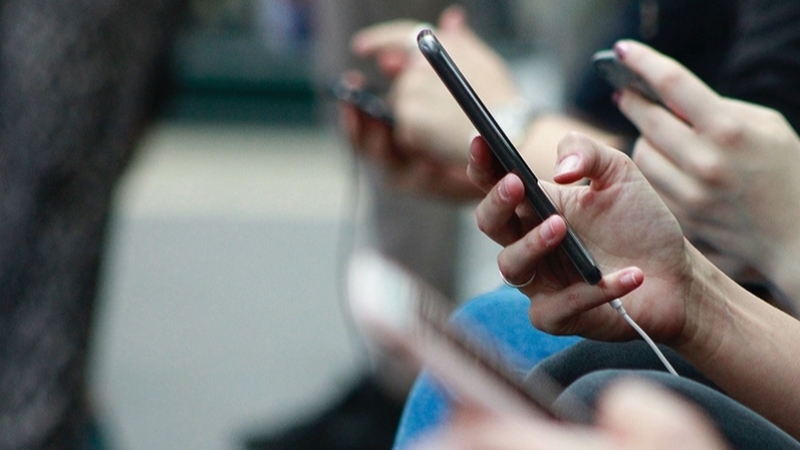 Akıllı telefonların bilinçsiz kullanımı 'tetik parmak' hastalığı riskini artırıyor