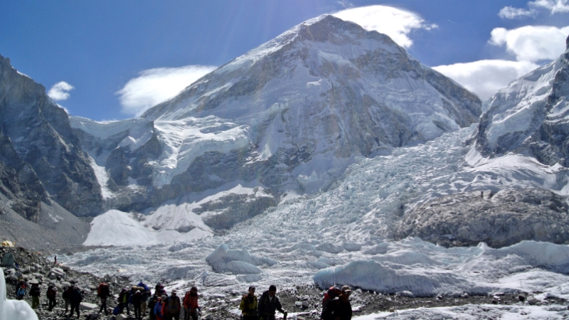 Çin, Everest dağını 'çöp' nedeniyle turistlere kapattı 