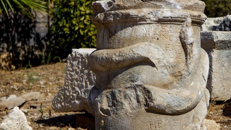 Patara'da 2 bin yıllık 'yılan figürlü sunak' bulundu