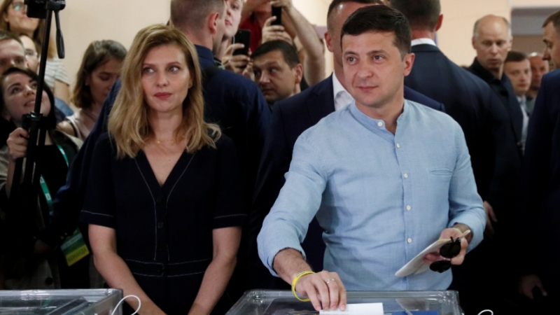 Ukrayna'daki erken genel seçimde Zelenskiy'in partisi birinci