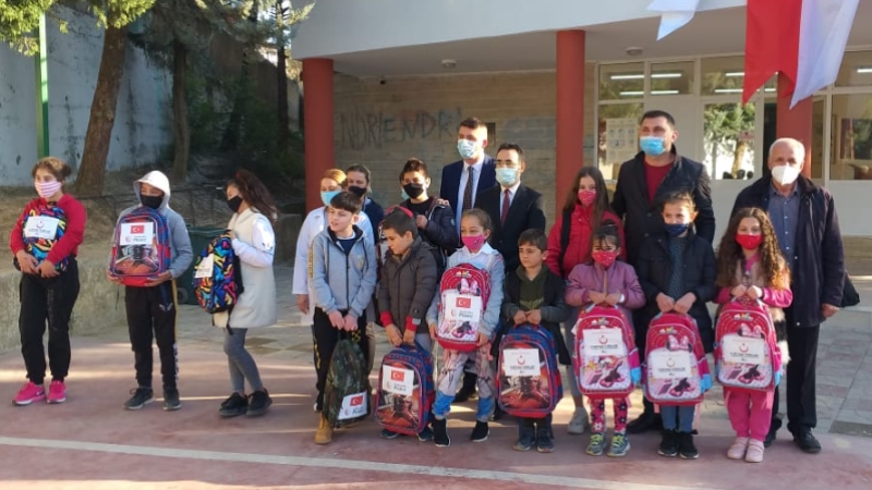 YTB'nin desteğiyle Arnavutluk'taki öğrencilere kırtasiye yardımı