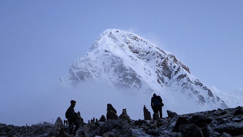 Everest dağcılara yeniden açılıyor