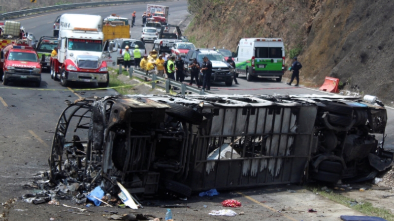 Meksika’da yolcu otobüsü ile TIR çarpıştı