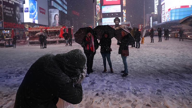New York'taki kar fırtınası yüzlerce kişiyi mahsur bıraktı