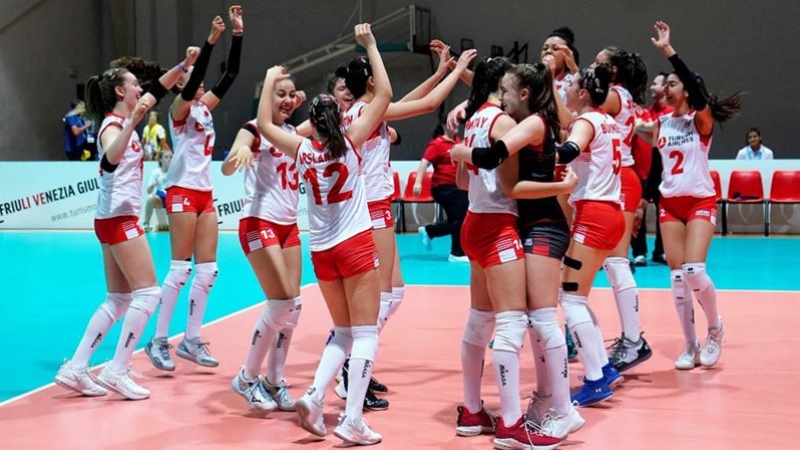 Türkiye 16 Yaş Altı Kız Voleybol Milli Takımı yarı finalde