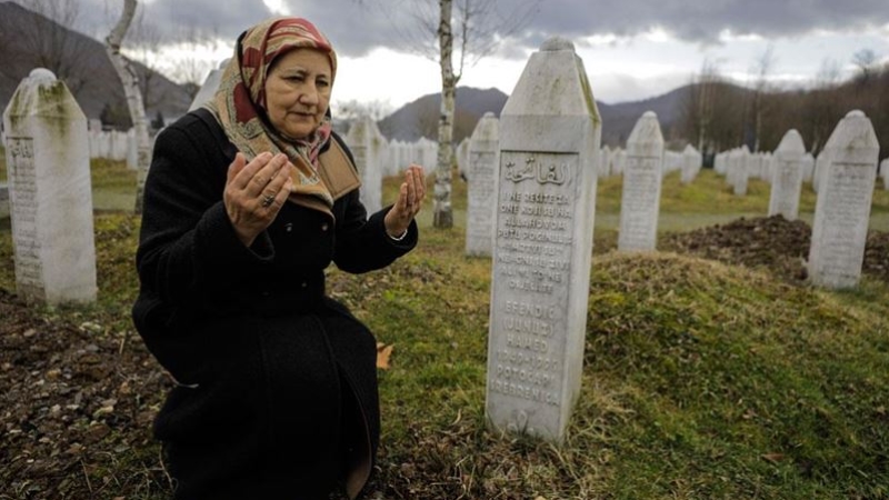 Srebrenitsa'nın anneleri, eski fotoğraflarla avunuyor