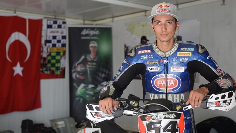 Milli motosikletçi Toprak Razgatlıoğlu, İtalya'da birinci oldu