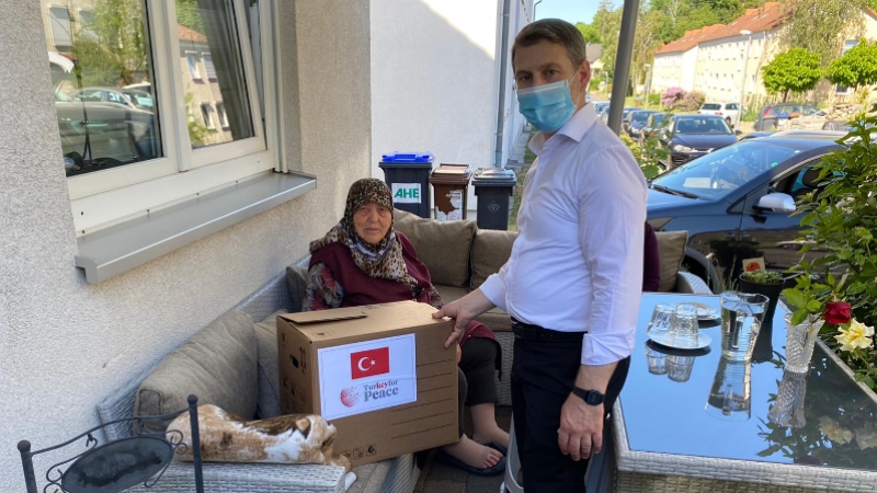 YTB Almanya'da ihtiyaç sahiplerine yardım paketi dağıttı