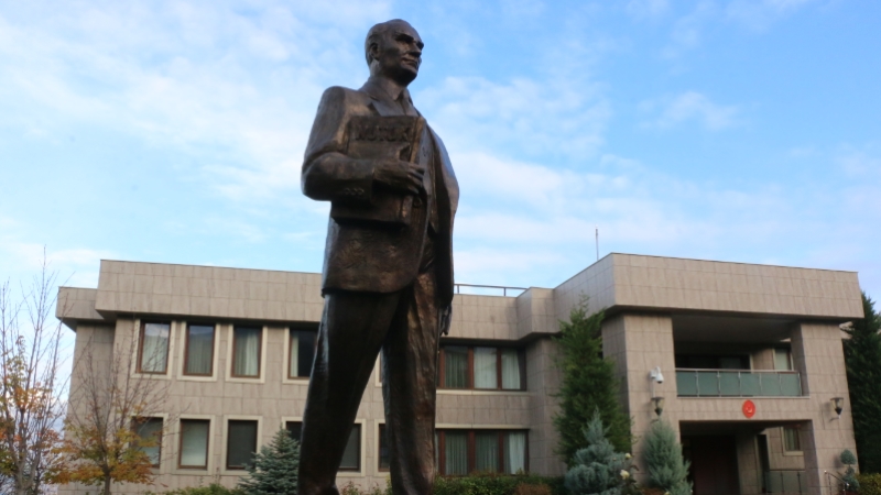 Türkiye'nin Üsküp Büyükelçiliği konutu önüne Atatürk heykeli