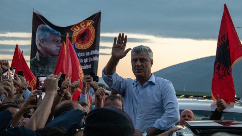 Kosova Cumhurbaşkanı, Lahey’deki sorgusunun ardından ülkesinde coşkuyla karşılandı