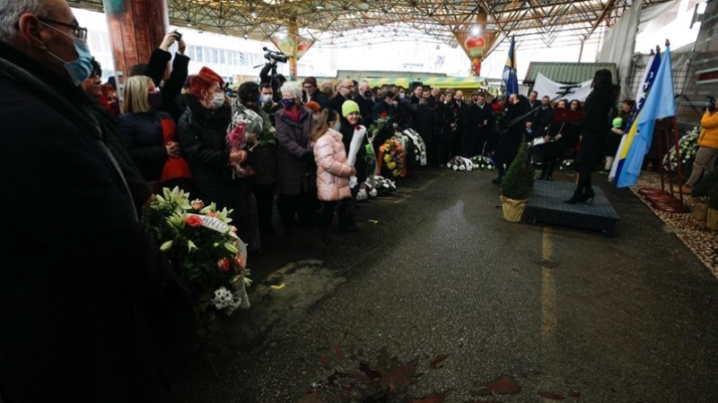 Bosna'daki pazar yeri katliamı kurbanları 28. yılında törenle anıldı