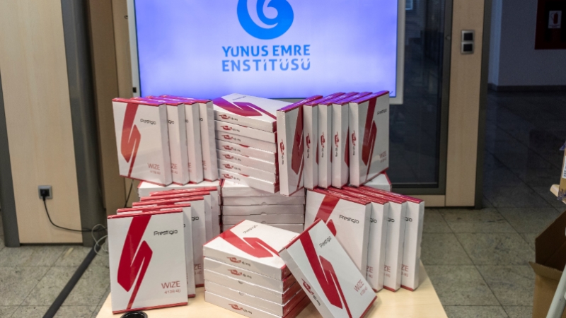 Türkiye'nin Saraybosna Büyükelçiliğinden öğrencilere tablet ve bilgisayar