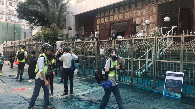 Polis camiye boyalı su püskürttü... Yöneticiler özür diledi