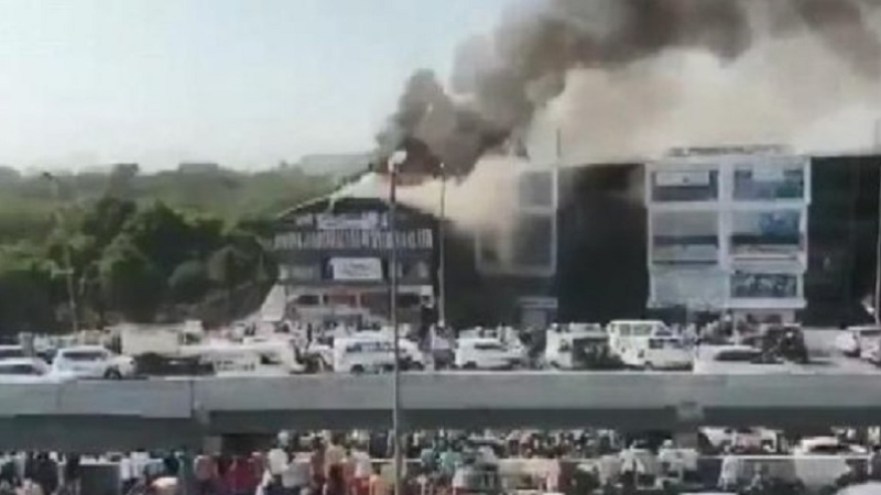 Hindistan'da öğrencilerin bulunduğu binada yangın