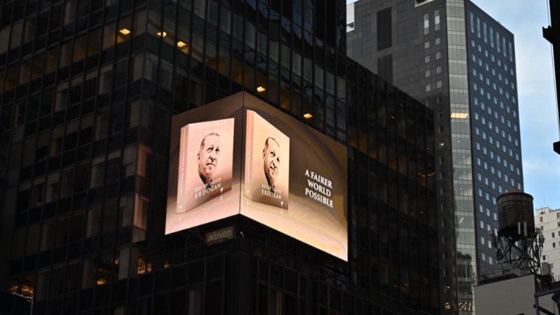 Cumhurbaşkanı Erdoğan’ın 'Daha Adil Bir Dünya Mümkün' kitabı New York’ta led ekranlarda tanıtıldı