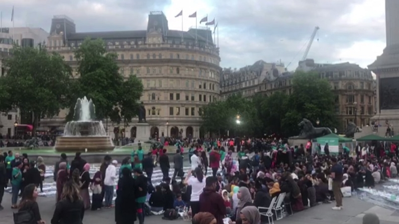 Londra'da yüzlerce kişi iftarda buluştu