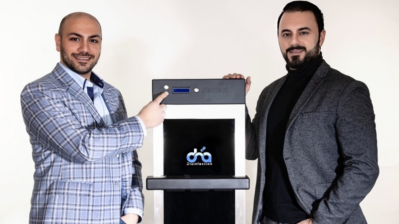 Almanya'da Türk gençleri, dokunmatik ekranlarda koronavirüsü yok eden cihaz geliştirdi