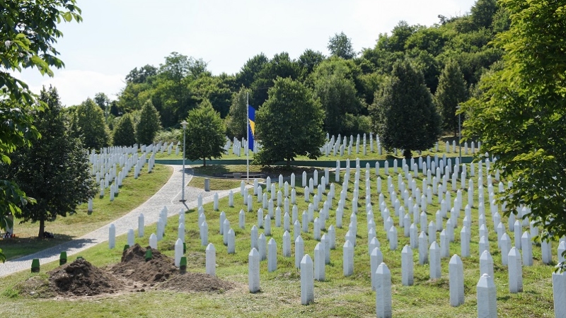 Soykırımı kurbanlarının defnedilmesiyle anıt mezarlık sessizliğe büründü