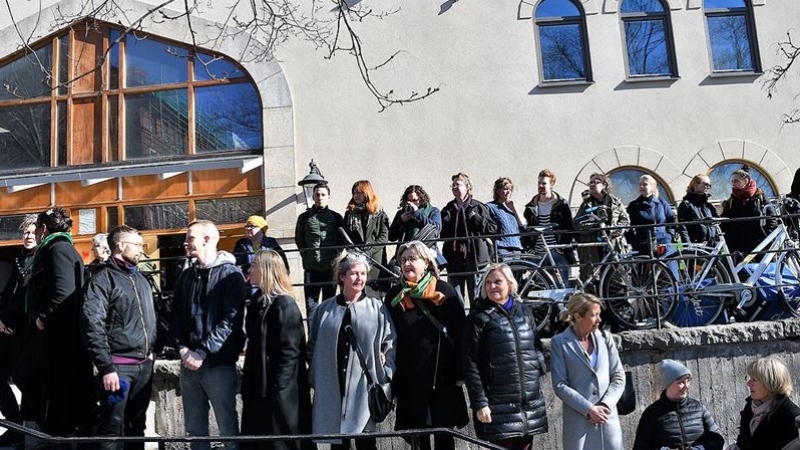 İsveçlilerden cuma namazını kılan Müslümanlar için insan zinciri