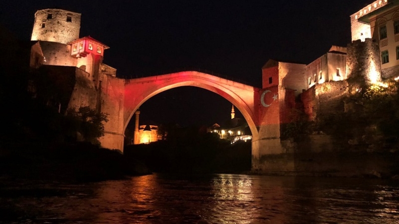 Mostar Köprüsü, Türk bayrağının renklerine büründü
