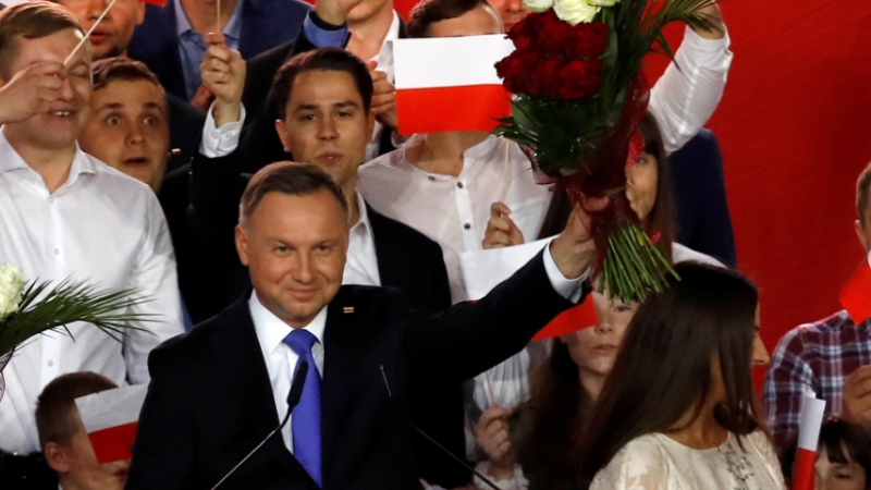 Polonya'da cumhurbaşkanlığı seçimini, sandık çıkışı anketlerine göre Duda kazandı