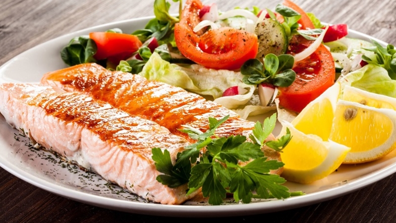 Balık, zeytinyağı ve sebze tüketmek meme kanseri riskini azaltıyor