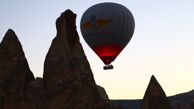 Kapadokya'da sıcak hava balonları gökyüzünü renklendiriyor