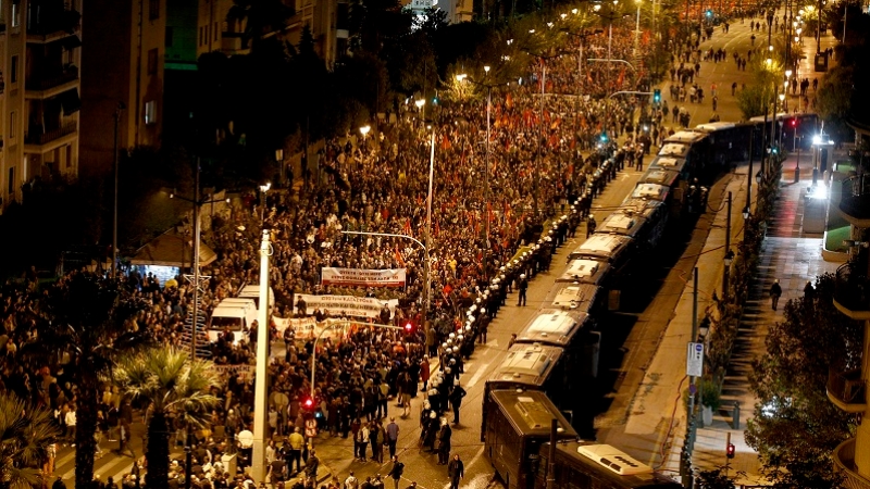Yunanistan'da binlerce kişi sokağa indi