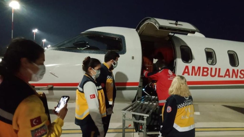 Almanya'da beyin kanaması geçiren İzmirli öğretmen ambulans uçakla Türkiye'ye getirildi