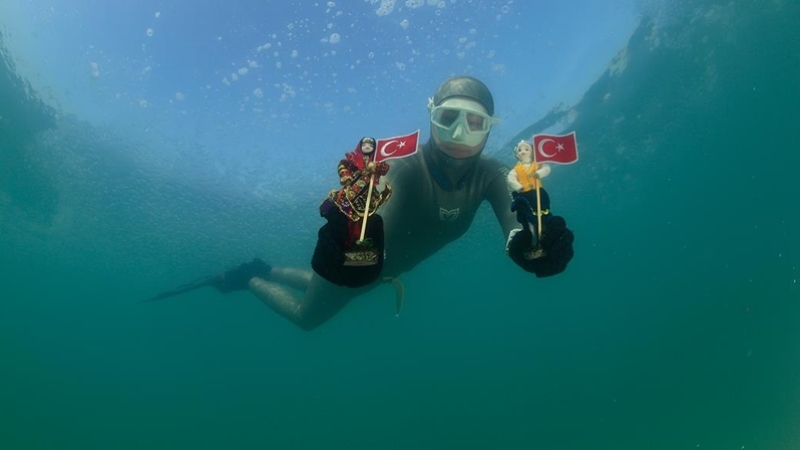 Serbest dalış rekortmeni Erken'den Sivas'ta 'Dünya Kadınlar Günü' dalışı