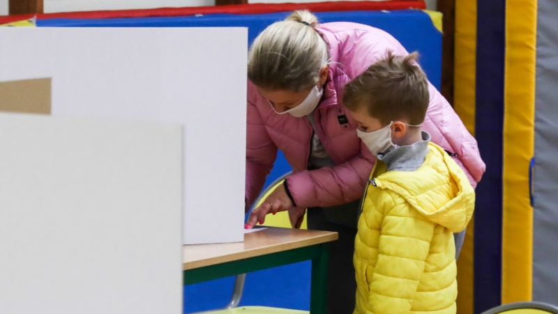 Polonya'da halk cumhurbaşkanlığı seçiminin ikinci turu için sandık başında