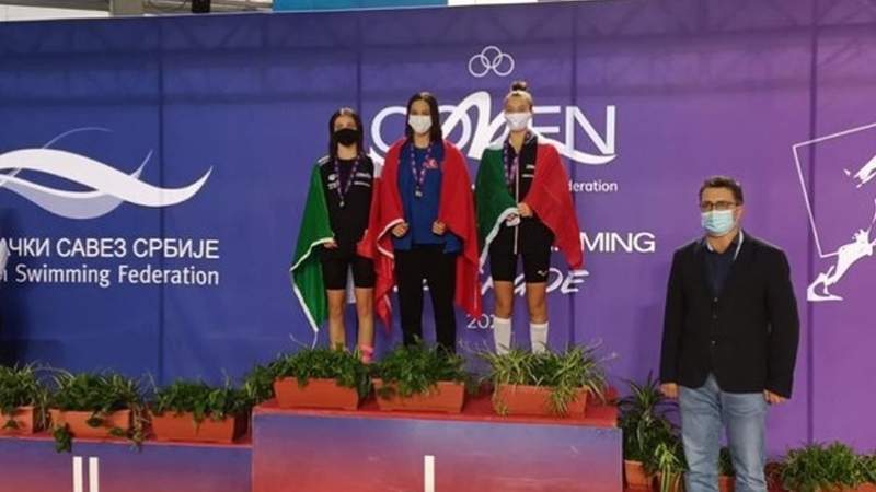 Milli yüzücüler Talya Erdoğan ve Meriç Uygun, Sırbistan'da birinci oldu