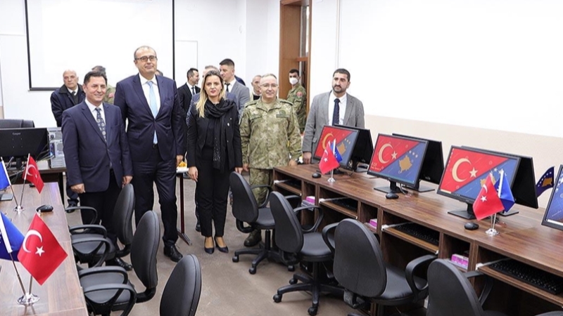 Türk askerinden Kosova'da eğitime destek