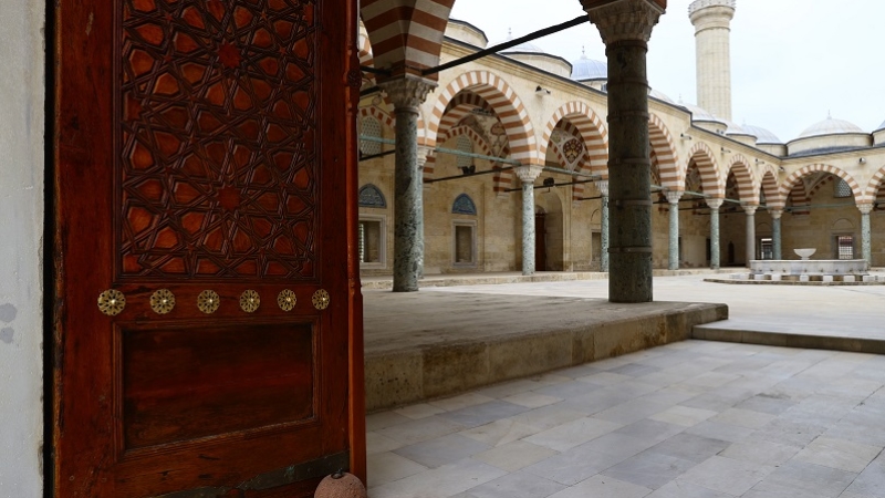 Kapıları ve minareleriyle Osmanlı mimarisinin özgün eseri: Üç Şerefeli Cami