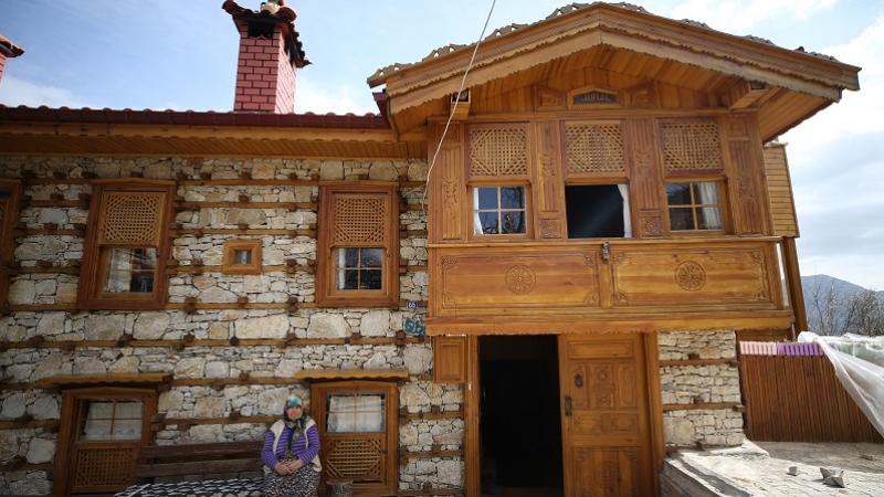 Antalya'nın tarihi 'düğmeli evleri' ziyaretçilerin ilgisini çekiyor