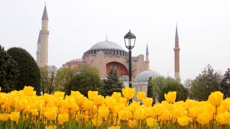 'Ayasofya'nın tekrar 'Saatin başladığı yer' olacağına inanıyoruz'